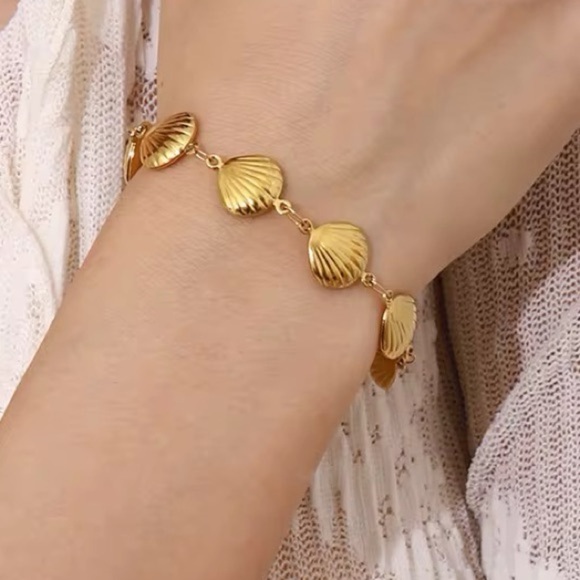 18K Gold Plated Shell Bracelet - Picture 3 of 6